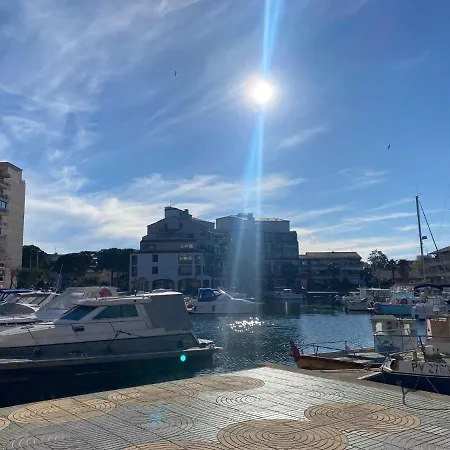 En Bord De Marina